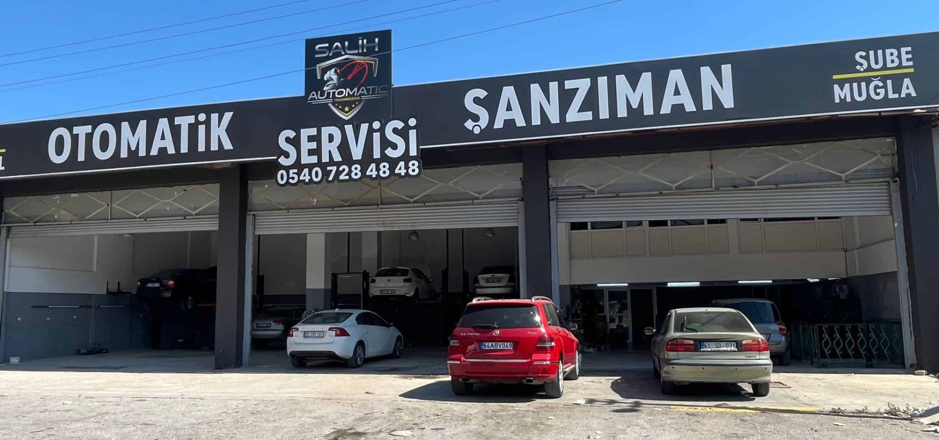 Datça otomatik şanzıman tamiri ustası arızalı araç üzerinde çalışıyor
