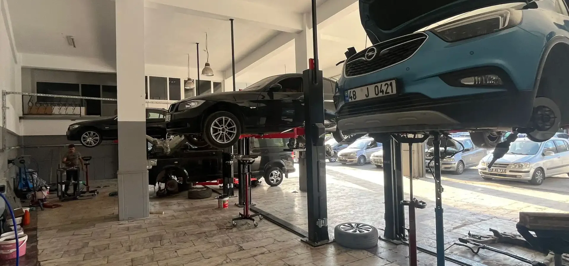 Kavaklıdere otomatik şanzıman servisi yapılan araç serviste kontrol ediliyor