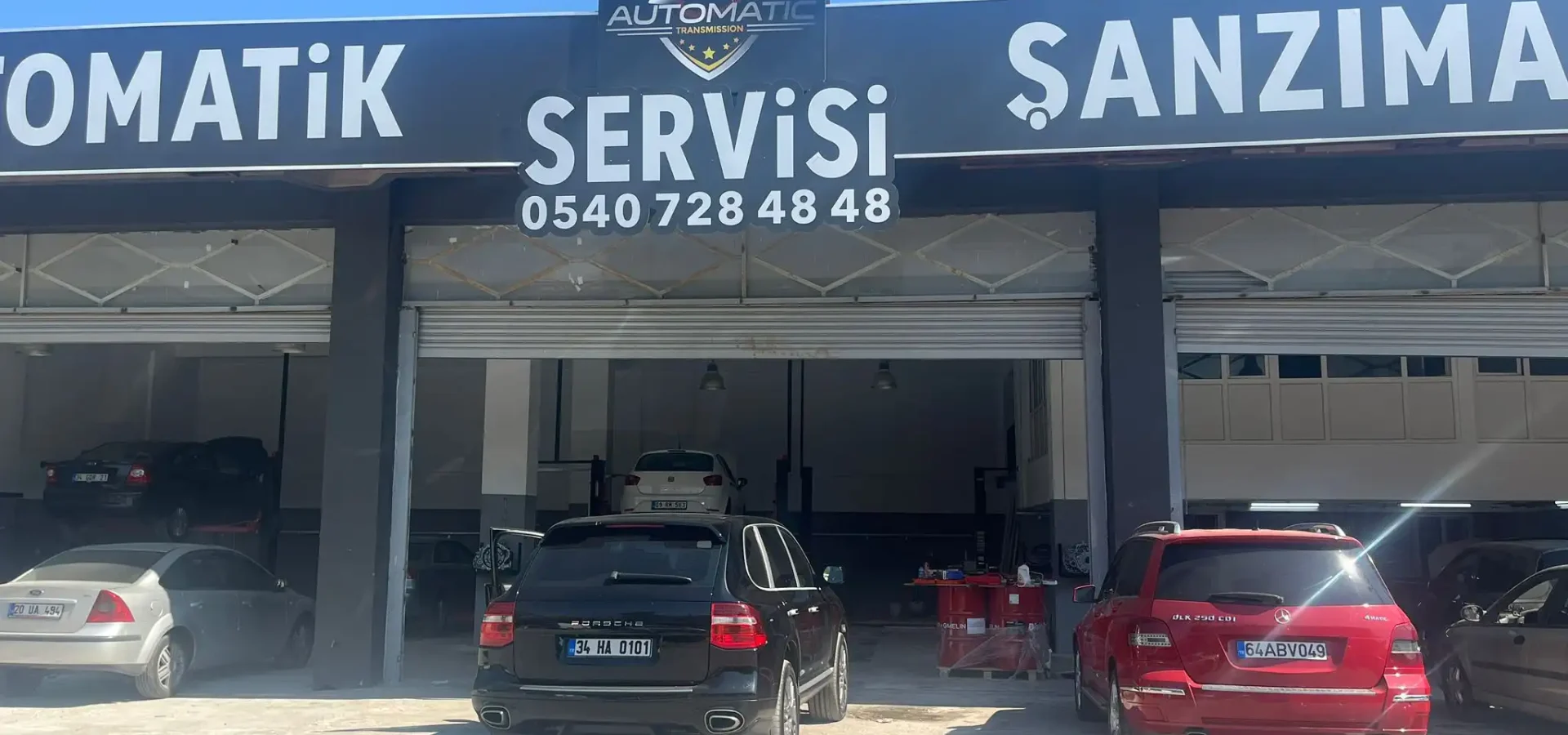 Muğla otomatik şanzıman servisi ustası araç üzerinde kontrol yaparken